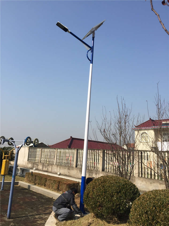 上海崇明島新農村太陽能路燈建設