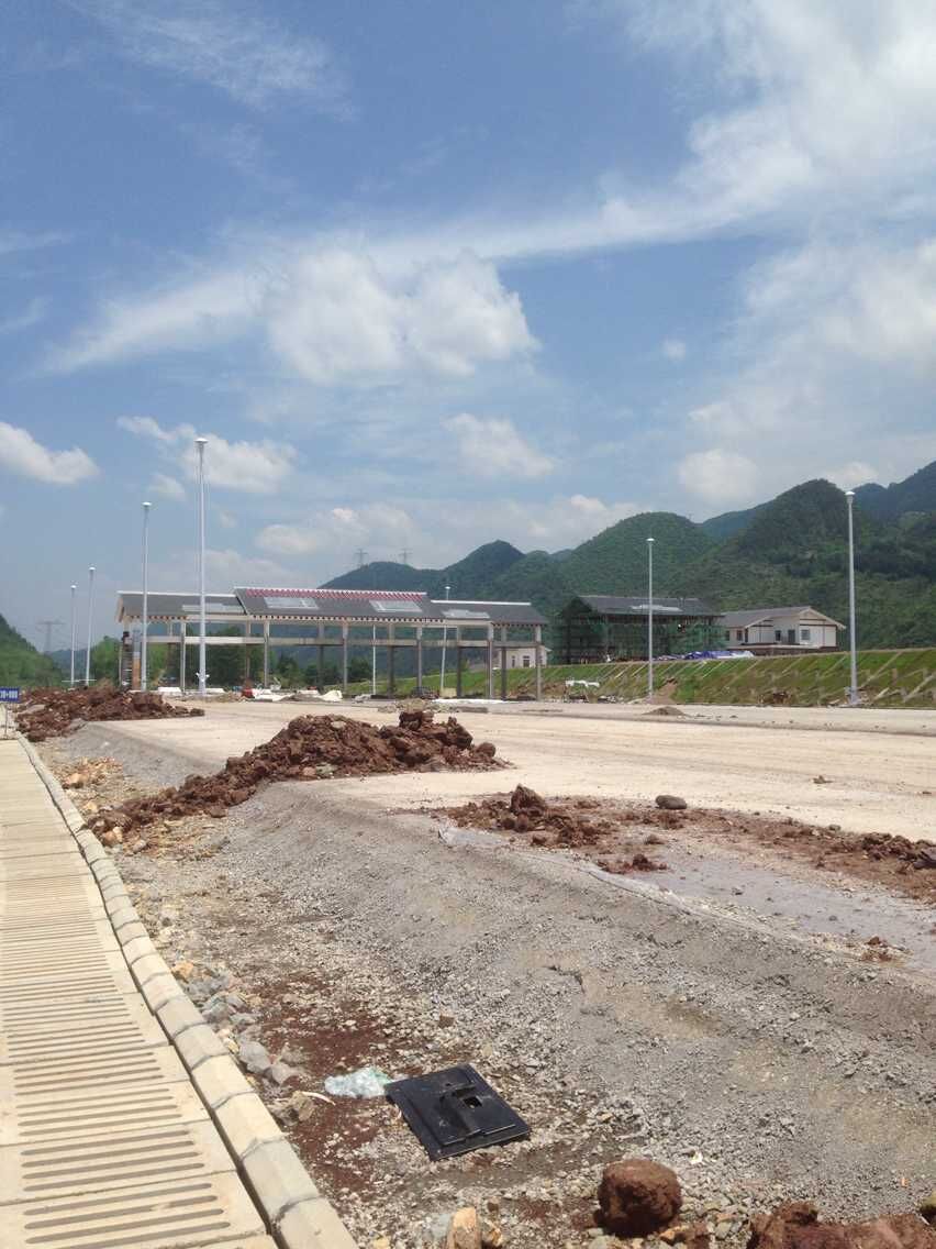 黔恩高速收費(fèi)站高桿燈順利豎燈